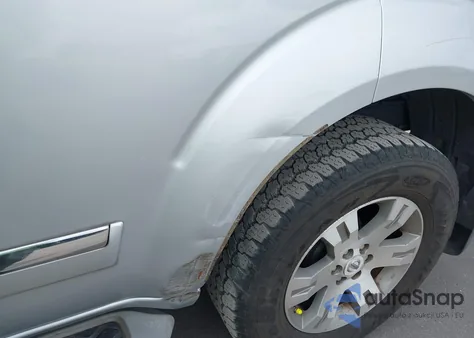 2011 Nissan Pathfinder Silver z USA, uszkodzony, nr VIN 5N1AR1NN7BC615095